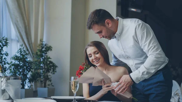 Hermosa Mujer Está Esperando Novio Buen Restaurante Viene Flores Besándola — Foto de Stock