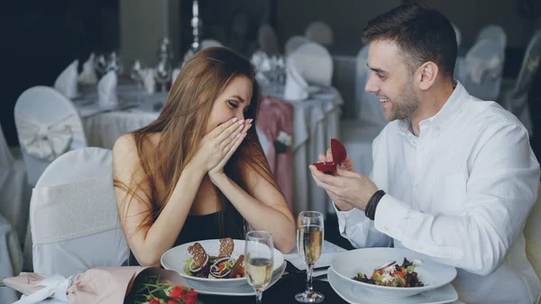 Çekici Genç Bayan Evlilik Teklifine Evet Diyor Romantik Ilişki Restoran — Stok fotoğraf