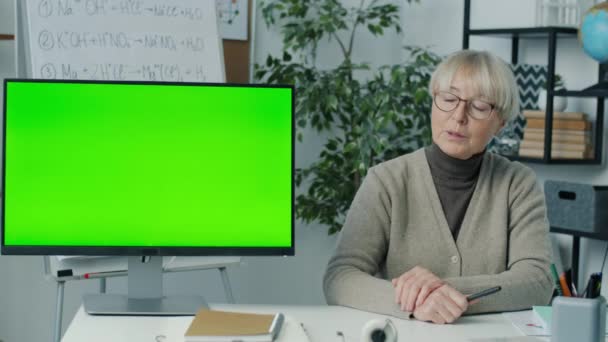 Online Tutor Zeigt Während Eines Videogesprächs Auf Computer Mit Grünem — Stockvideo