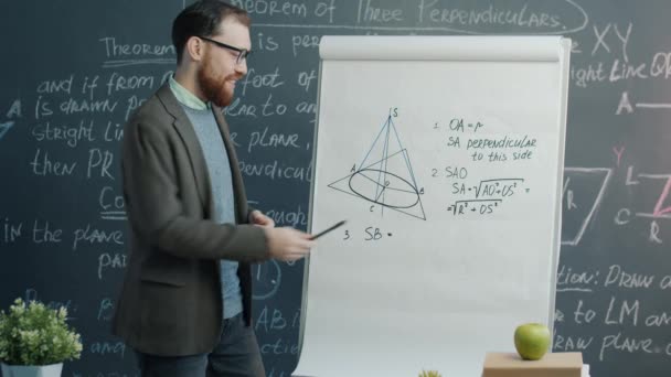 Retrato Professor Matemática Alegre Apontando Para Flipchart Falando Dando Aula — Vídeo de Stock