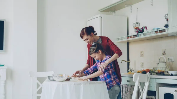 Young Attractive Mother Teaching Her Little Cute Daughter Rolling Dough — Stock Photo, Image