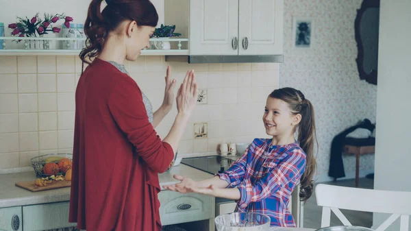 Joyeux Jeune Mère Mignonne Fille Drôle Jouant Applaudissements Jeu Des — Photo