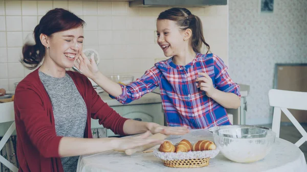 Jeune Mère Fille Mignonne Amusent Barbouiller Nez Avec Farine Tout — Photo