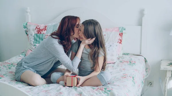 Tânără Mamă Fericită Dând Cutie Cadou Fiicei Drăguțe Îmbrățișând Sărutându — Fotografie, imagine de stoc