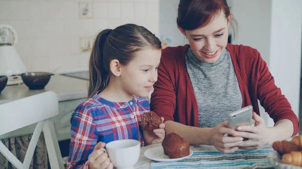 Alegre Madre Hija Pequeña Navegando Juntos Por Teléfono Inteligente Sonriendo — Foto de Stock