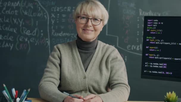 Portrait Joyeux Professeur Assis Dans Salle Classe Avec Tableau Noir — Video
