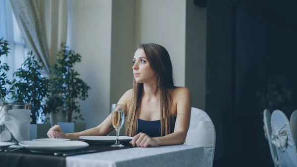 Mooie Jonge Vrouw Alleen Zittend Aan Tafel Restaurant Champagne Drinken — Stockfoto