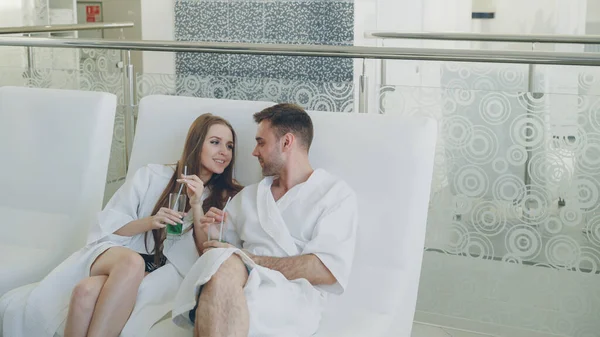 Fiatal Boldog Házaspár Pihentető Modern Spa Szalonban Koktélpoharakkal Csevegés Romantikus — Stock Fotó