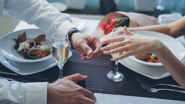 Primer Plano Del Hermoso Anillo Que Coloca Dedo Femenino Cuidado — Foto de Stock