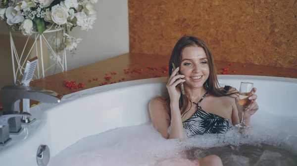 Bella Giovane Donna Costume Bagno Sta Parlando Sul Telefono Cellulare — Foto Stock