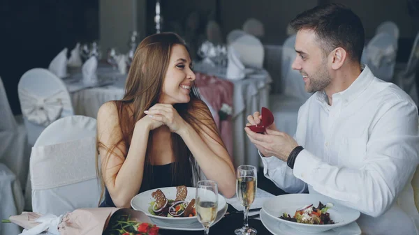 Çekici Genç Bayan Evlilik Teklifine Evet Diyor Romantik Ilişki Restoran — Stok fotoğraf