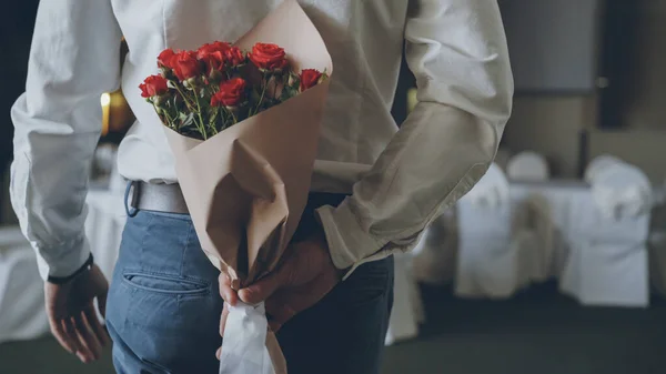 Hombre Cariñoso Está Escondiendo Rosas Rojas Papel Artesanal Sus Espaldas — Foto de Stock