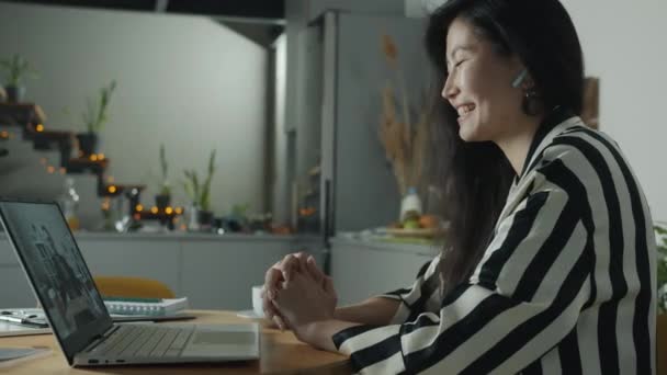 Радісна Молода Жінка Розмовляє Колегою Чоловіком Використовуючи Ноутбук Робить Онлайн — стокове відео