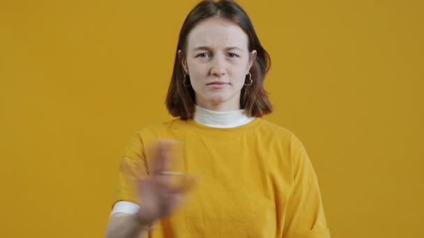 Πορτρέτο Της Νεαρής Γυναίκας Διασχίζουν Χέρια Και Κουνώντας Κεφάλι Απαγορεύοντας — Αρχείο Βίντεο