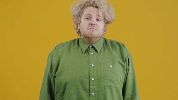 Portret Van Een Aantrekkelijke Jongeman Met Duimgebaar Gele Achtergrond Negatieve — Stockvideo