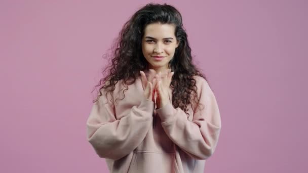 Портрет Злой Молодой Женщины Потирающей Руки Имеющей Злую Идею Стоять — стоковое видео