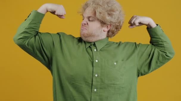 Retrato Obeso Levantando Braços Demonstrando Músculos Beijando Bíceps Sorrindo Olhando — Vídeo de Stock