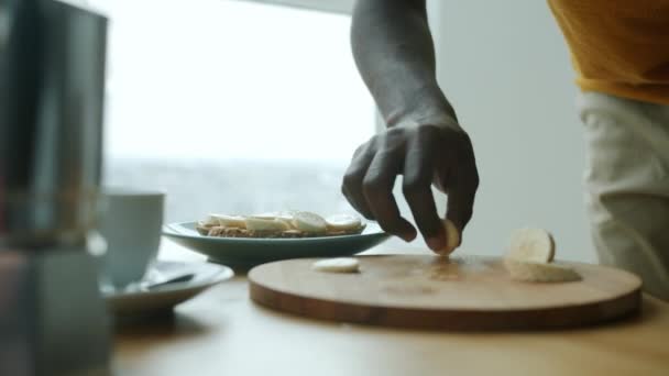 Крупный План Веселого Парня Делающего Сэндвич Завтрак Улыбающегося Показывающего Большие — стоковое видео