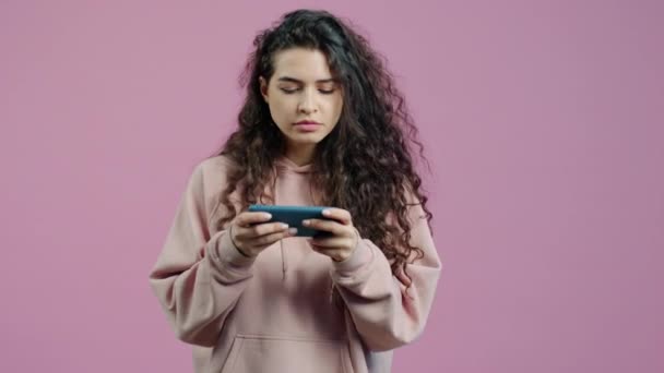 Mulher Jovem Emocional Está Jogando Vídeo Game Tocando Tela Smartphone — Vídeo de Stock