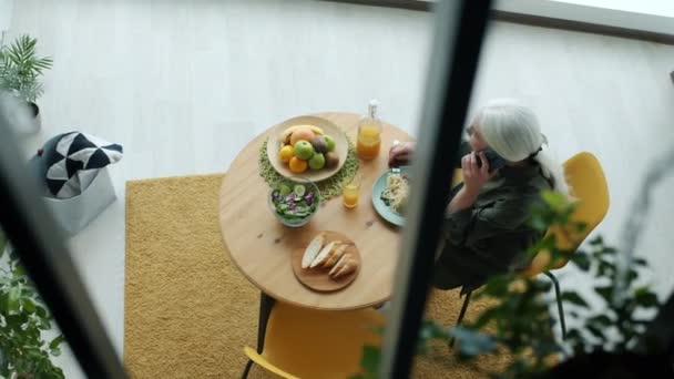 Bovenaanzicht Van Dame Chatten Mobiele Telefoon Lunchen Modern Appartement Alleen — Stockvideo