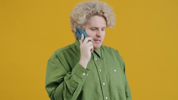 Jovem Emocional Está Gritando Gesticulando Falando Telefone Celular Sentindo Louco — Vídeo de Stock