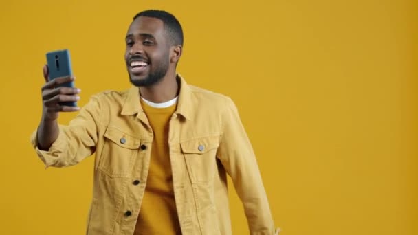 Afro Amerikan Mutlu Bir Adamın Portresi Video Görüşmeleri Sırasında Konuşuyor — Stok video