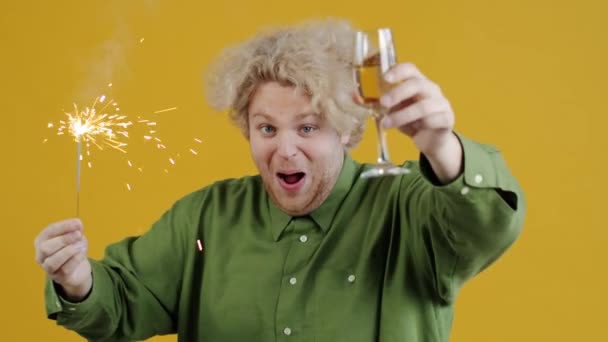 Portrait Ralenti Homme Joyeux Tenant Lumière Bengale Buvant Champagne Sur — Video