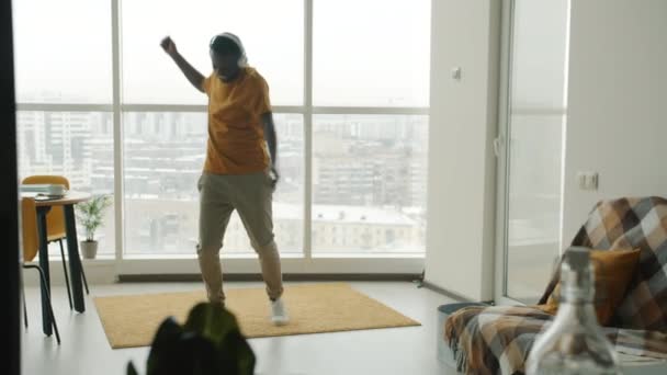 Langzame Beweging Van Vrolijke Danser Die Plezier Heeft Keuken Thuis — Stockvideo