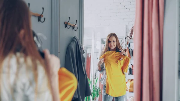 Plan Miroir Jeune Femme Choisissant Des Vêtements Dans Cabine Essayage — Photo