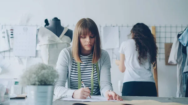 Jonge Aantrekkelijke Modeontwerpster Bezig Met Het Tekenen Van Schets Met — Stockfoto