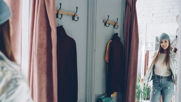 Добре Виглядає Молода Жінка Намагається Одягатися Примірній Кімнаті Бутіку Жіночого — стокове фото