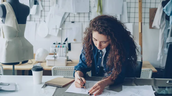 Joven Diseñadora Moda Artista Está Dibujando Ropa Mujer Boceto Con —  Fotos de Stock