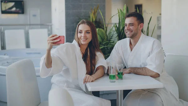 Menina Muito Alegre Seu Namorado Amoroso Estão Tomando Selfie Com — Fotografia de Stock