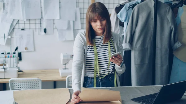 Clothing Design Entrepreneur Checking Paper Sewing Drafts Looking Smartphone She — Stock Photo, Image