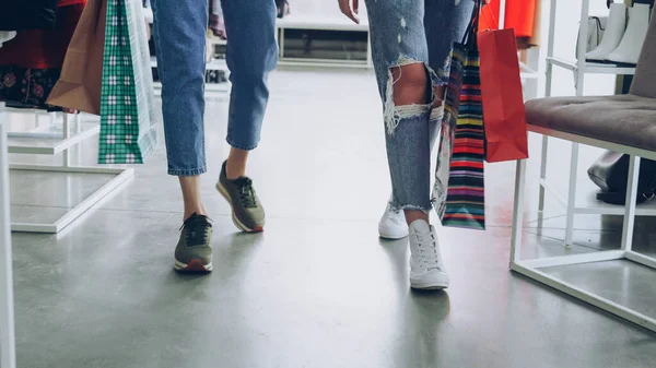 Vrouwen Benen Lopen Langzaam Door Luxe Winkel Vrouwen Dragen Jeans — Stockfoto