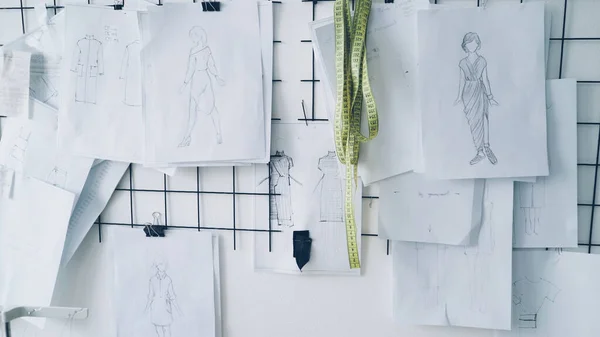 在服装设计演播室里 用黑色和白色的草图 图画和笔记对墙上的女装进行测量 创建新的时尚服装系列概念 — 图库照片