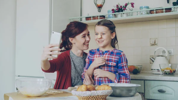 Sonriente Madre Junto Con Divertida Hija Linda Tomando Foto Selfie — Foto de Stock