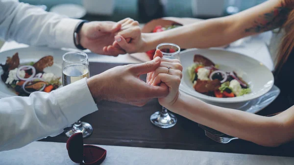 Primer Plano Los Jóvenes Amantes Tocando Tomados Mano Cena Romántica — Foto de Stock