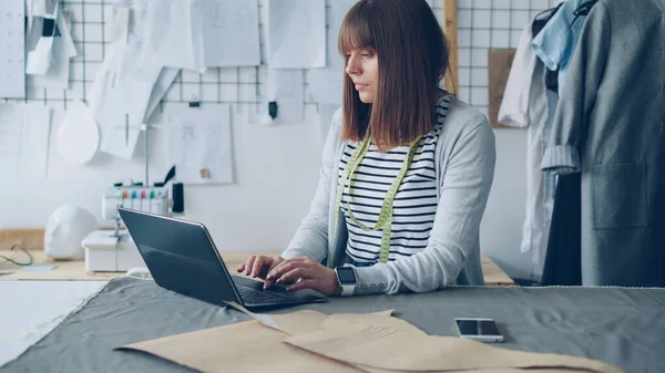 Female Clothing Design Entrepreneur Using Laptop Communicate Her Clients Sell — Stock Photo, Image