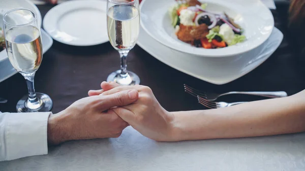 Primer Plano Los Jóvenes Amantes Tocando Tomados Mano Cena Romántica Imagen de archivo