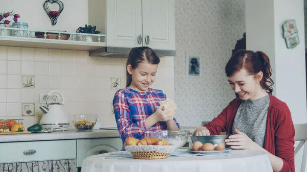 Petite Fille Mignonne Aidant Mère Dans Cuisine Remuant Pâte Pour — Photo