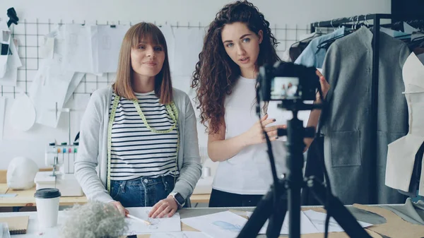 Jonge Mooie Vrouwen Modeontwerpers Bloggers Zijn Video Opname Met Camera — Stockfoto