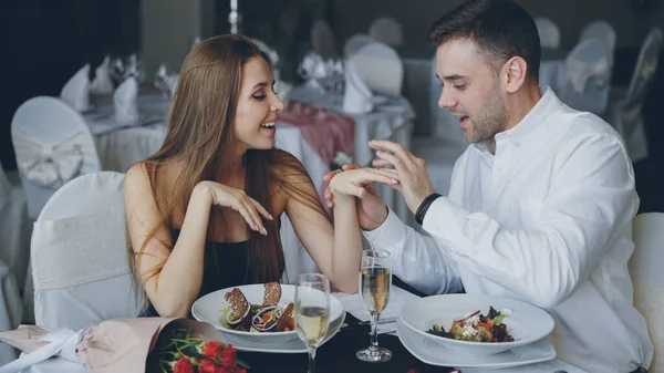 Aantrekkelijke Jonge Vrouw Zegt Tegen Het Huwelijksaanzoek Romantische Relatie Restaurant — Stockfoto