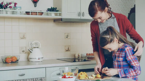 Jovem Mãe Bonita Ensinando Sua Filha Bonito Para Cortar Legumes — Fotografia de Stock