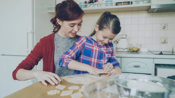 Веселая Мать Маленькая Дочь Разговаривают Делают Печенье Вместе Помощью Пекарни — стоковое фото
