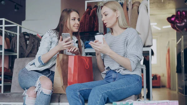 Aantrekkelijke Meisjes Zitten Samen Womens Kledingwinkel Zijn Koffie Drinken Chatten — Stockfoto