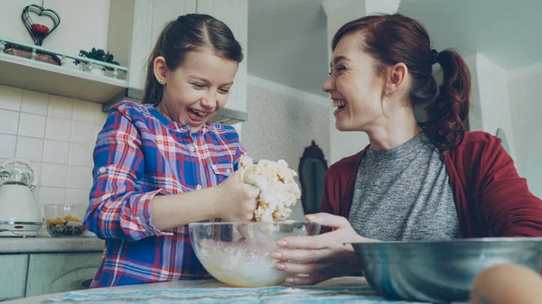 Niña Bonita Ayudando Madre Cocina Revolviendo Masa Para Galletas Tazón — Foto de Stock