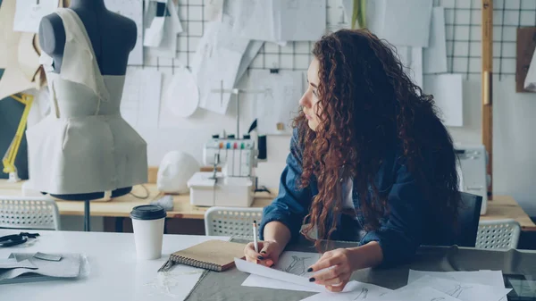 Jonge Vrouwelijke Artiest Modeontwerper Womens Kledingstuk Schets Tekenen Met Potlood — Stockfoto