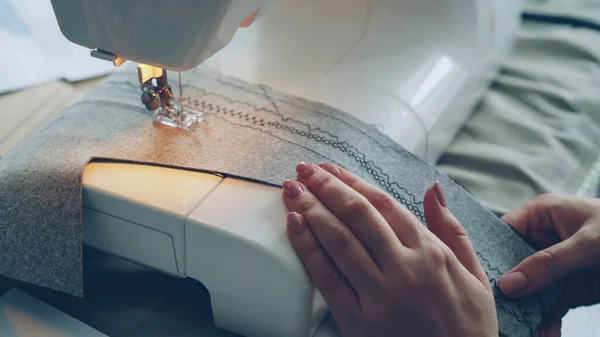 Крупним Планом Знімок Робочої Сучасної Швейної Машини Тканини Доглянутої Жіночої — стокове фото