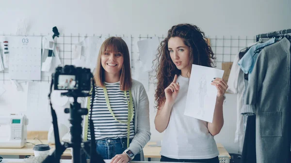 Jonge Aantrekkelijke Vloggers Kledingsontwerpers Zijn Het Opnemen Van Video Voor — Stockfoto
